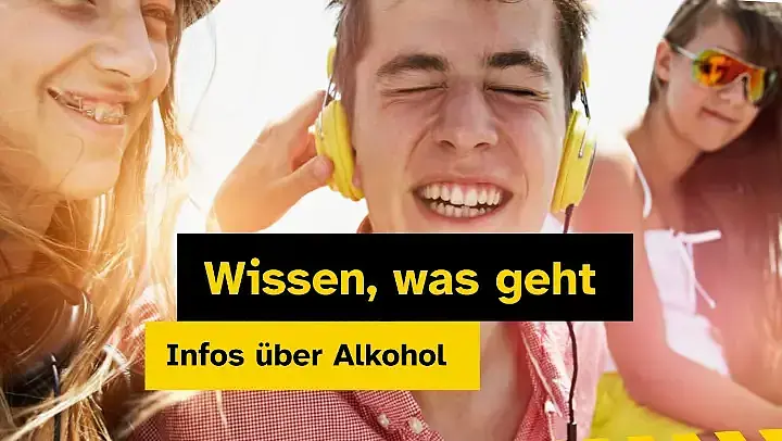 Cover der Broschüre “Wissen, was geht – Infos über Alkohol“ mit entsprechend lautendem Titel mittig im Bild. Im Hintergrund drei Jugendliche. Der in der Mitte trägt Kopfhörer.