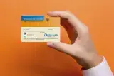 Hand einer/eines Erwachsenen hält einen Organspendeausweis so in die Kamera, dass man die Vorderseite sehen kann.