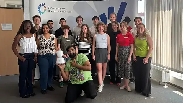 Ein Foto der 20 Mitglieder des Jugendbeirats des BIÖG. Sie stehen vor der Pressewand im BIÖG.