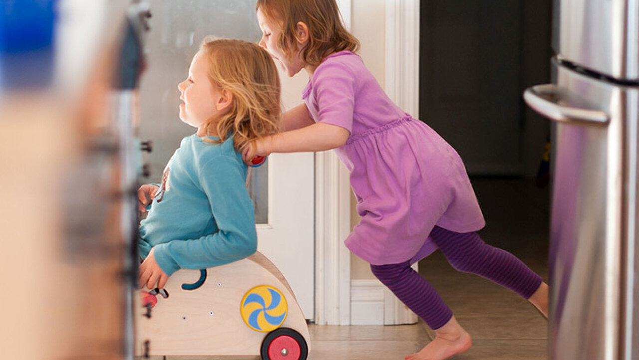 Eltern und Kinder sind im Kinderzimmer mit Spielzeug