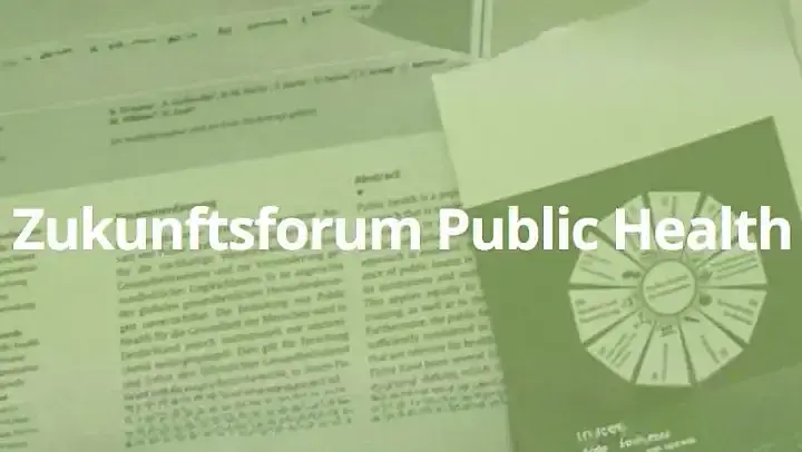 In weißer Schrift: “Zukunftsforum Public Health“ auf grünlich eingefärbtem Ausschnitt eines Zeitungsartikels und dem Cover einer Broschüre.