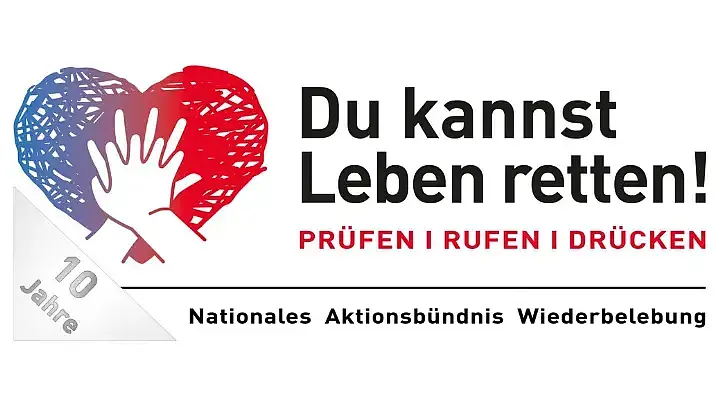 Links im Bild: Ein Herz und zwei Hände darauf, die wie bei der Herzdruckmassage positioniert sind. Daneben Text: Du kannst Leben retten! Prüfen, rufen, drücken. Nationales Aktionsbündnis Wiederbelebung.