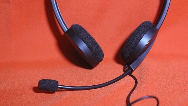 ein Telefon-Headset auf einem roten Hintergrund