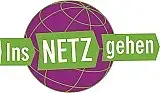 Logo der Kampagne "Ins Netz gehen": lilafarbene Weltkugel vor weißem Hintergrund; quer darüber der Slogan "Ins Netz gehen" in weißer Schrift auf dicken neongrünen Pfeilen
