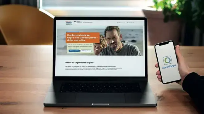 Aufgeklappter Laptop, auf dem die Seite zum Organspende-Register zu sehen ist.