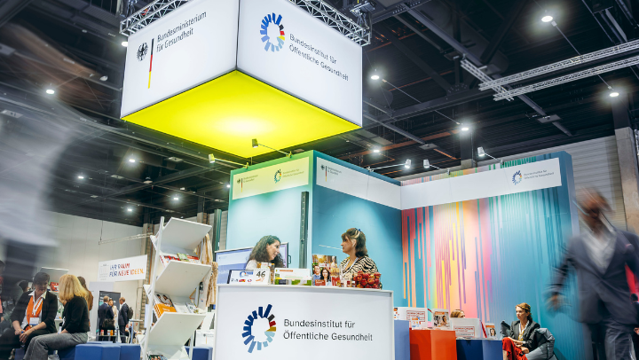 Frontale Ansicht des BIÖG-Stands auf dem Hauptstadtkongress 2025