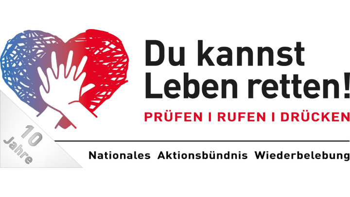 Links im Bild: Ein Herz und zwei Hände darauf, die wie bei der Herzdruckmassage positioniert sind. Daneben Text: Du kannst Leben retten! Prüfen, rufen, drücken. Nationales Aktionsbündnis Wiederbelebung.