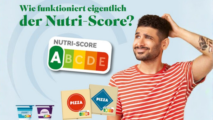 Infokarte “Nutri-Score”: Schrift: Wie funktioniert eigentlich der Nutri-Score? Darunter eine Abbildung des Nutri-Scores und ein junger Mann in rot-weiß gestreiftem T-Shirt, der sich grübelnd an den Kopf fasst.