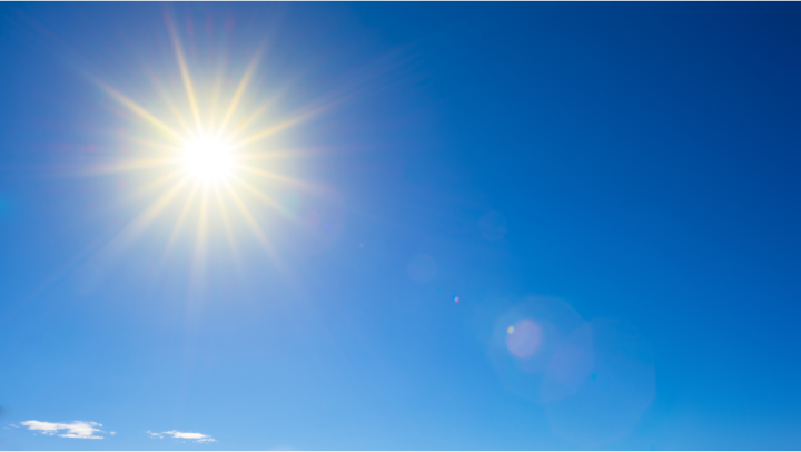 Sonne am blauen Himmel, wenige weiße Wolken