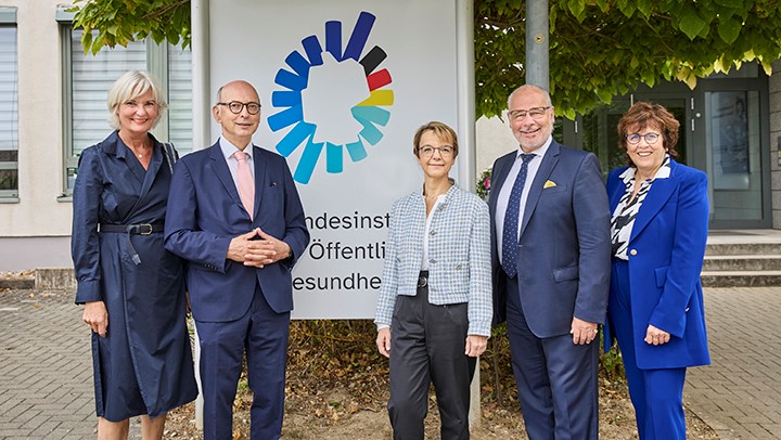 Mechthild Paul (stellvert. Kommissarische Leiterin BIÖG), Dr. Johannes Nießen (Kommissarischer Leiter BIÖG), Staatssekretärin Katja Kohfeld, Staatssekretär Dr. Georg Kippels und Dr. Ute Teichert (Abt.-Leiterin BMG) (v.l.n.r.) stehen vor dem Bundesinstitut für Öffentliche Gesundheit. 