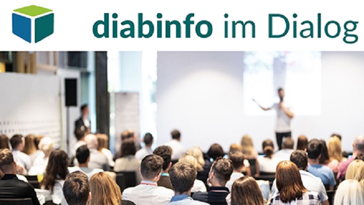 Teilnehmende an einem Vortrag sitzend von hinten im Vordergrund, im Hintergrund eine Leinwand und der Vortragende