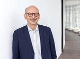 Dr. Johannes Nießen, Kommissarischer Leiter des Bundesinstituts für Öffentliche Gesundheit, stehend vor weißer Wand im Flur