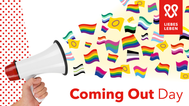 Eine Hand hält ein weißes Megafon. Aus dem Megafon fliegen verschiedene bunte Regenbogen- und Pride-Flaggen. Rechts oben ist das rote Logo der Initiative „LIEBESLEBEN“ mit weißer Schrift und einem stilisierten Herz zu sehen. Darunter steht in großen roten Buchstaben „Coming Out Day“. Der linke Bildrand ist mit roten Punkten auf weißem Hintergrund gestaltet.