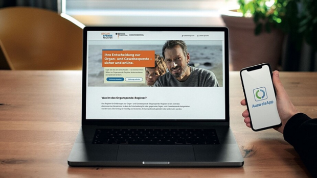 Aufgeklappter Laptop, auf dem die Seite zum Organspende-Register zu sehen ist.